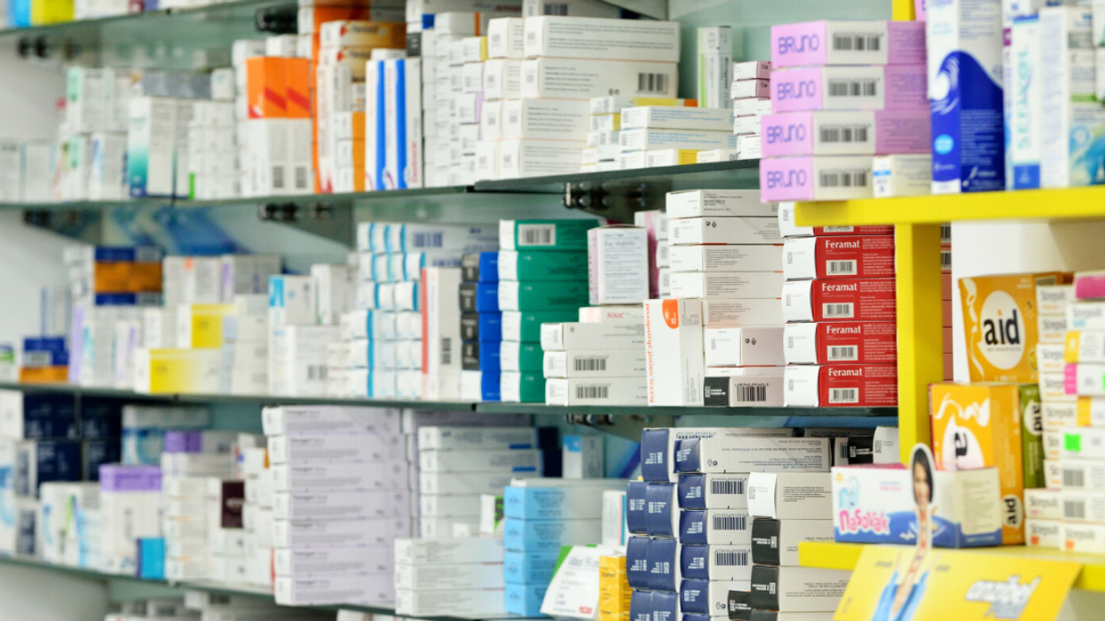 Tablettes de médicaments en pharmacie.