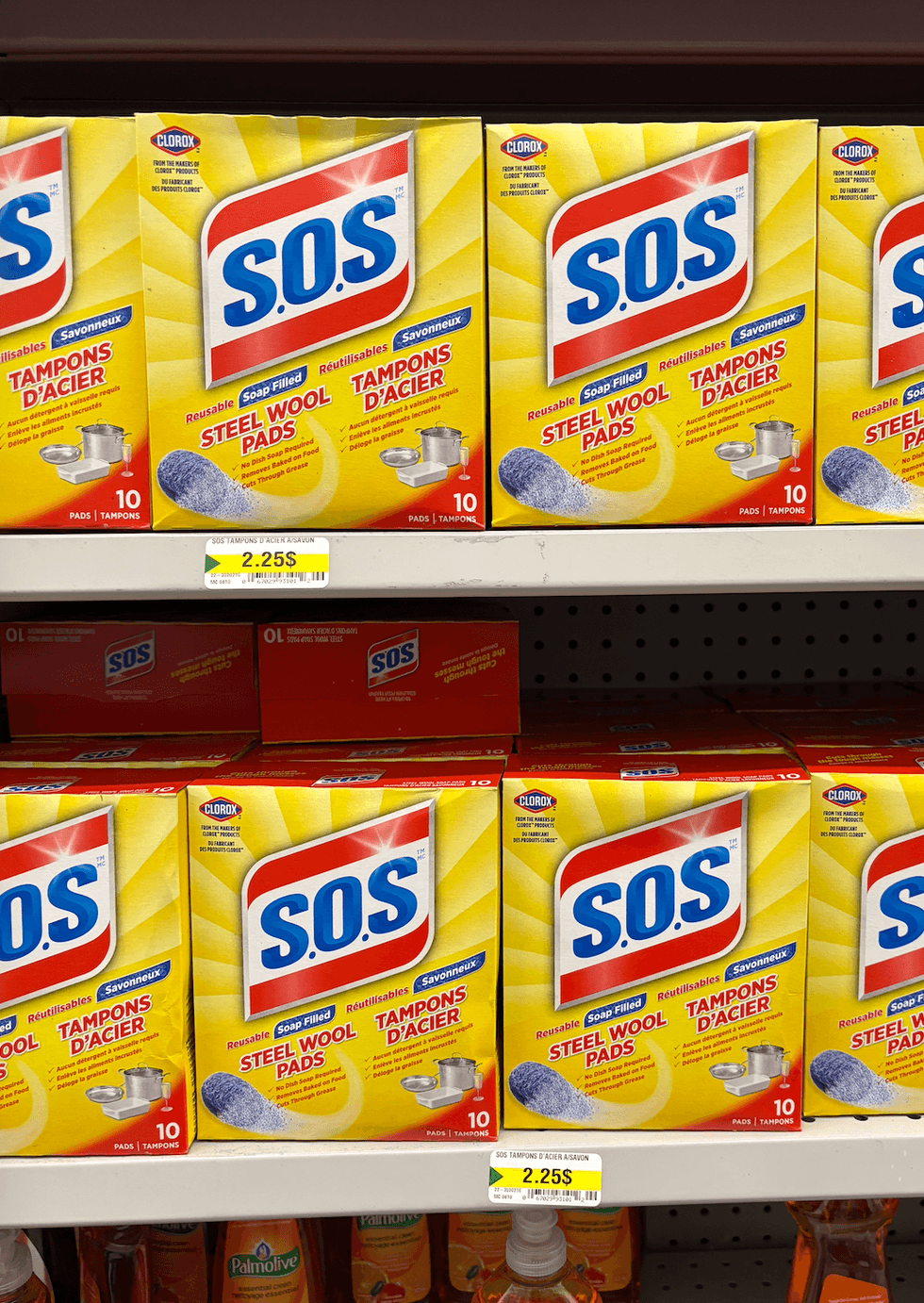 Tampons d'acier S.O.S de la marque Clorox sur les tablettes du Dollarama.