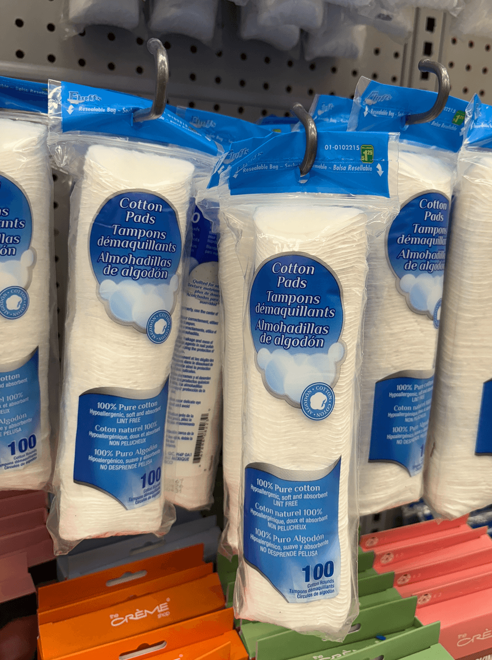 Tampons d\u00e9maquillants sur les \u00e9tag\u00e8res du Dollarama.