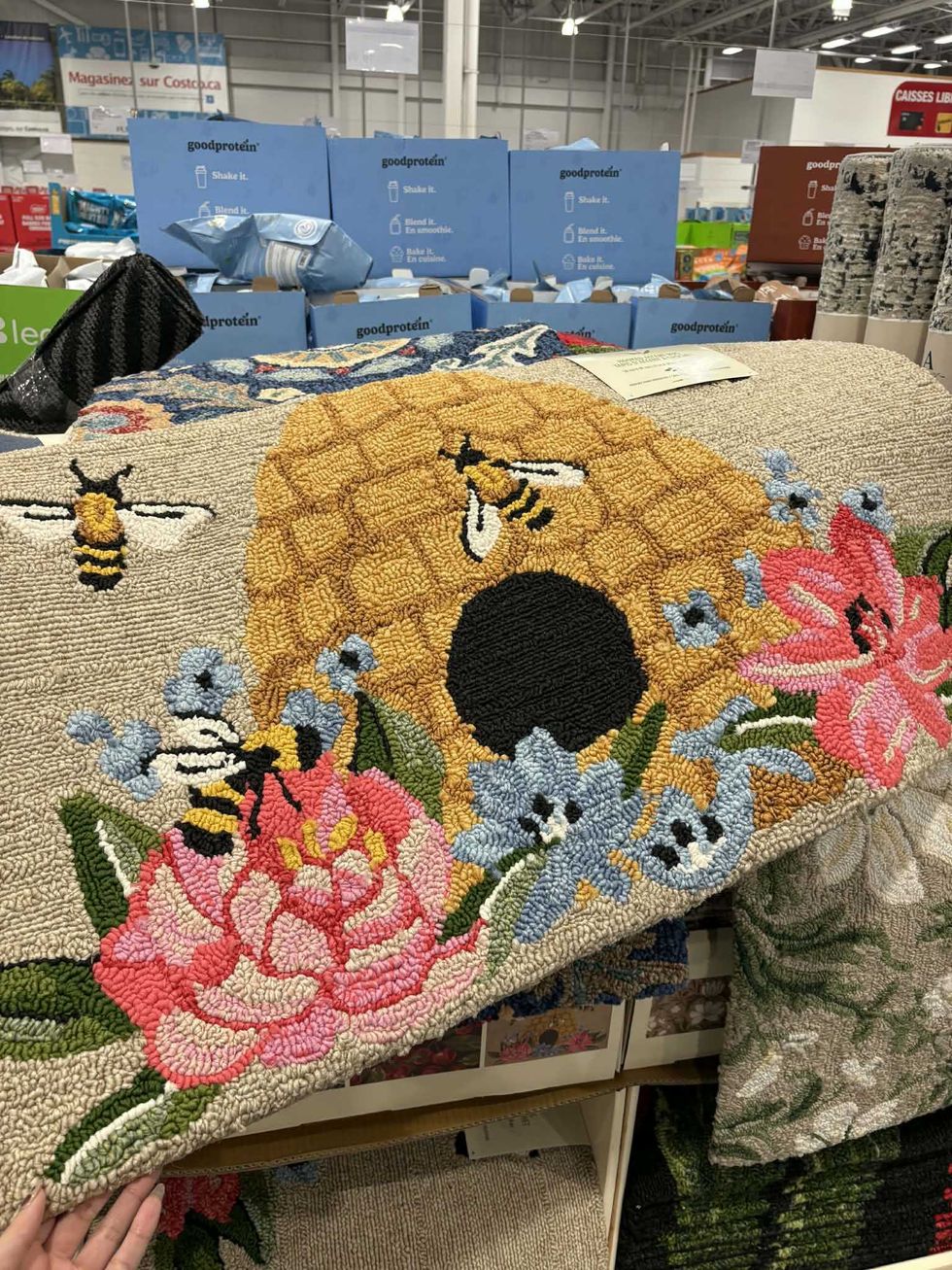 Tapis d'accent Devgiri avec fleurs et abeilles au Costco.