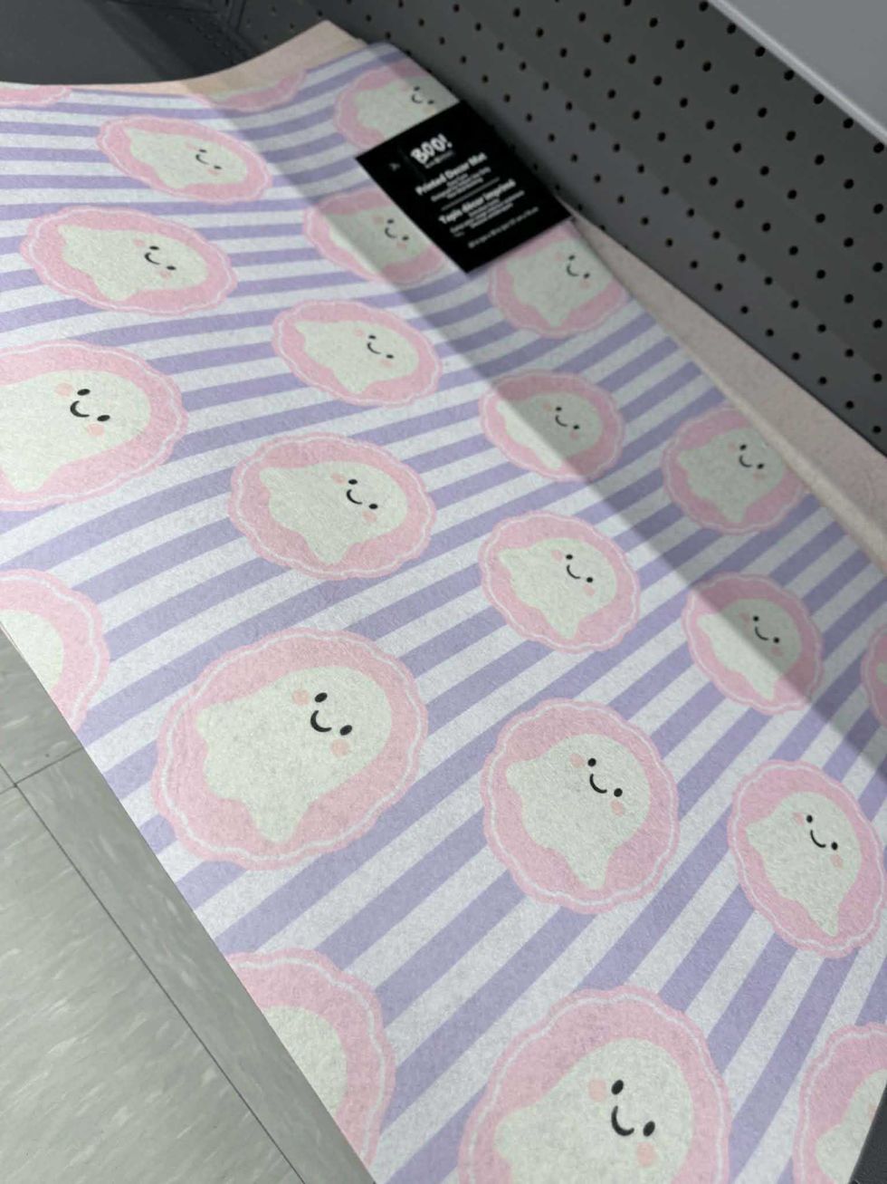 Tapis d'int\u00e9rieur d'inspiration Halloween en vente au Tigre G\u00e9ant pour 10 $.
