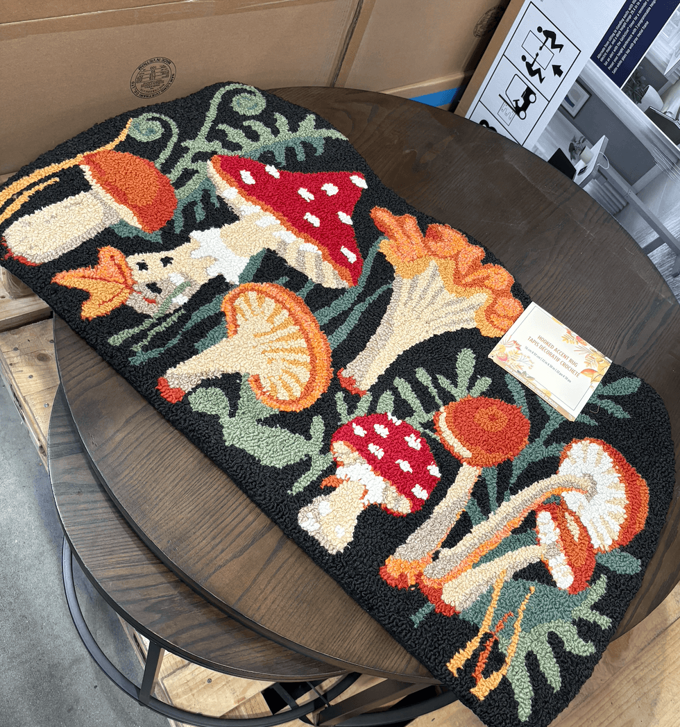Tapis d\u00e9coratif crochet\u00e9 \u00e0 motif de champignons au Costco.