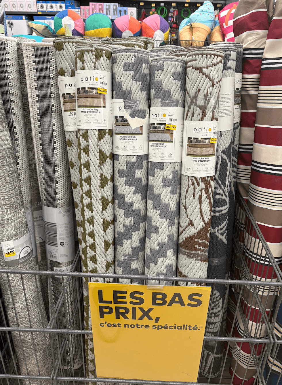 Tapis d\u2019ext\u00e9rieur \u00e0 motifs g\u00e9om\u00e9triques neutres en vente chez Tigre G\u00e9ant.