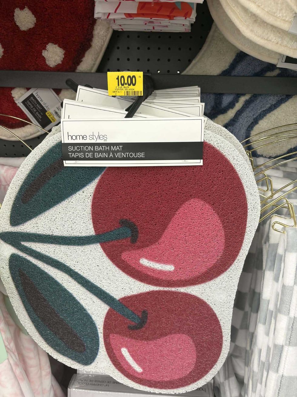 Tapis de bain antid\u00e9rapant avec motif de cerises Home Styles chez Tigre G\u00e9ant.
