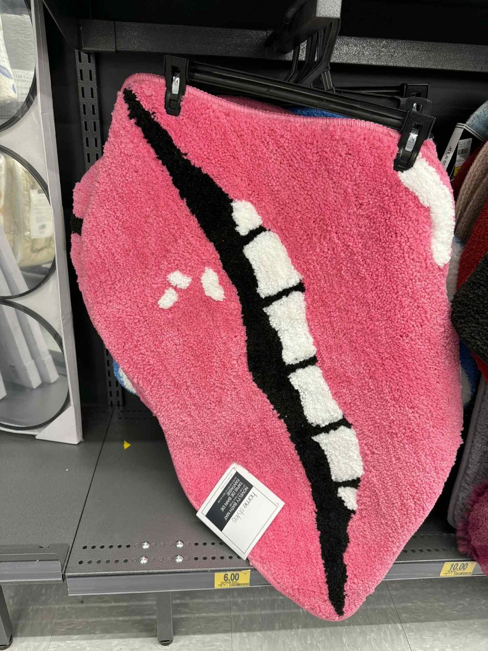 Tapis de bain en forme de bouche en vente chez Tigre G\u00e9ant.