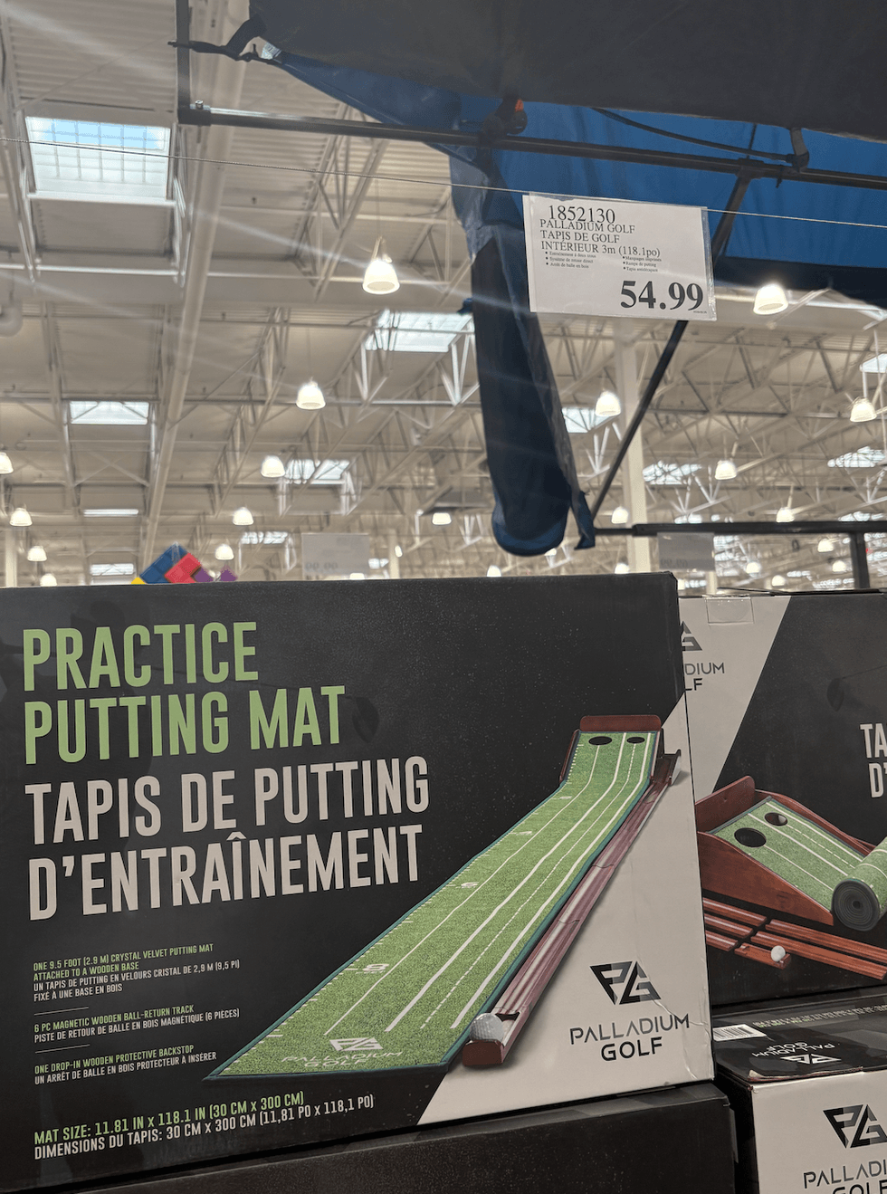 Tapis de putting d'entra\u00eenement Palladium Golf \u00e0 vendre au Costco.