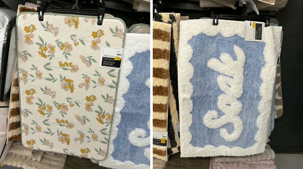 Tapis de salle de abin fleurit. Droite : Tapis de salle de bain bleu p\u00e2le \u00e9crit \u00ab soak \u00bb en blanc avec bordure blanche.