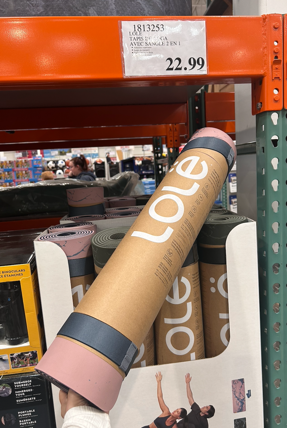 Tapis de yoga Lol\u00eb \u00e0 vendre au Costco.