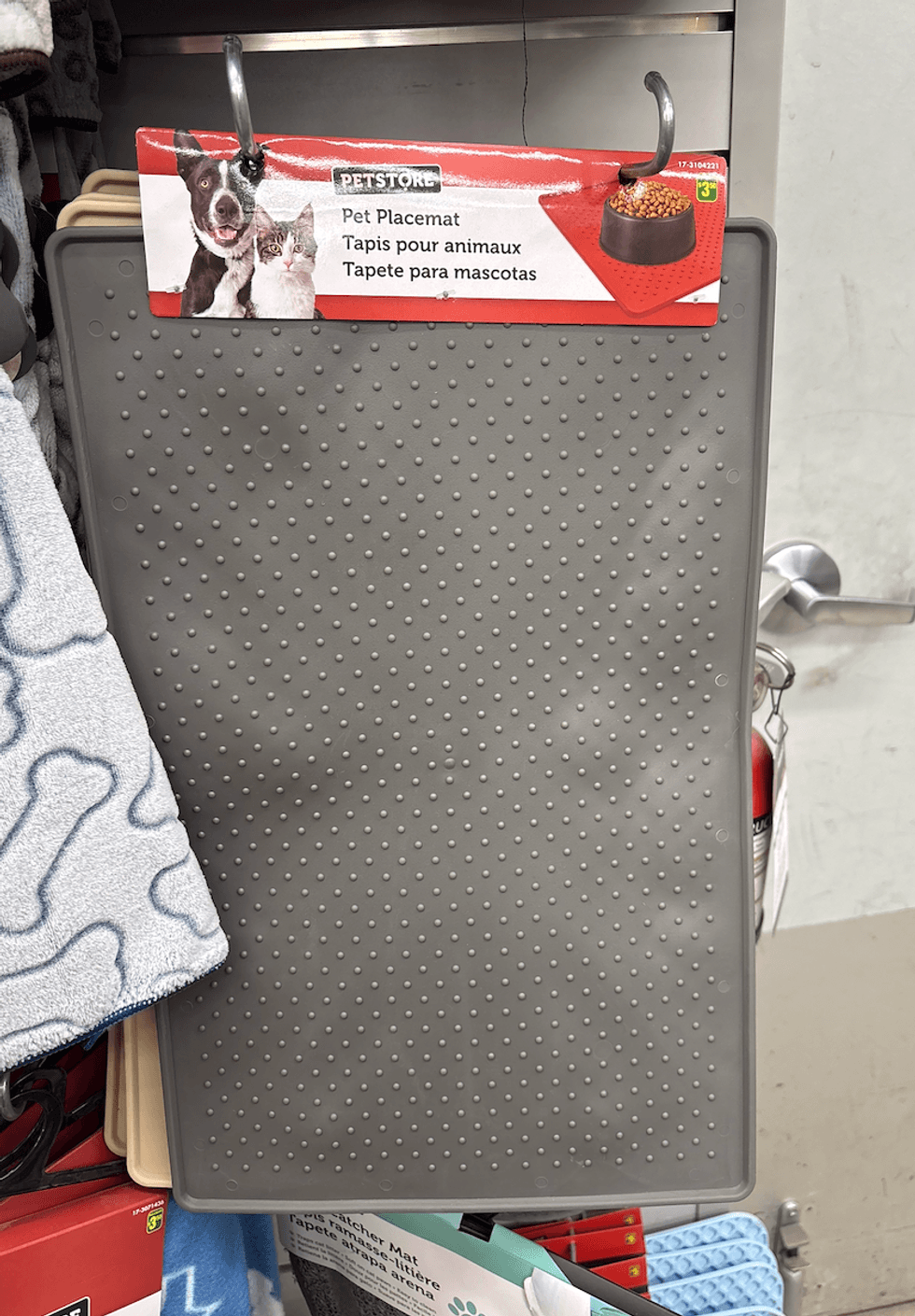 Tapis en silicone pour l'alimentation des animaux sur les \u00e9tag\u00e8res du Dollarama.