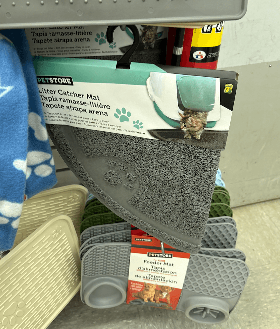 Tapis ramasse-liti\u00e8re sur les \u00e9tag\u00e8res du Dollarama.