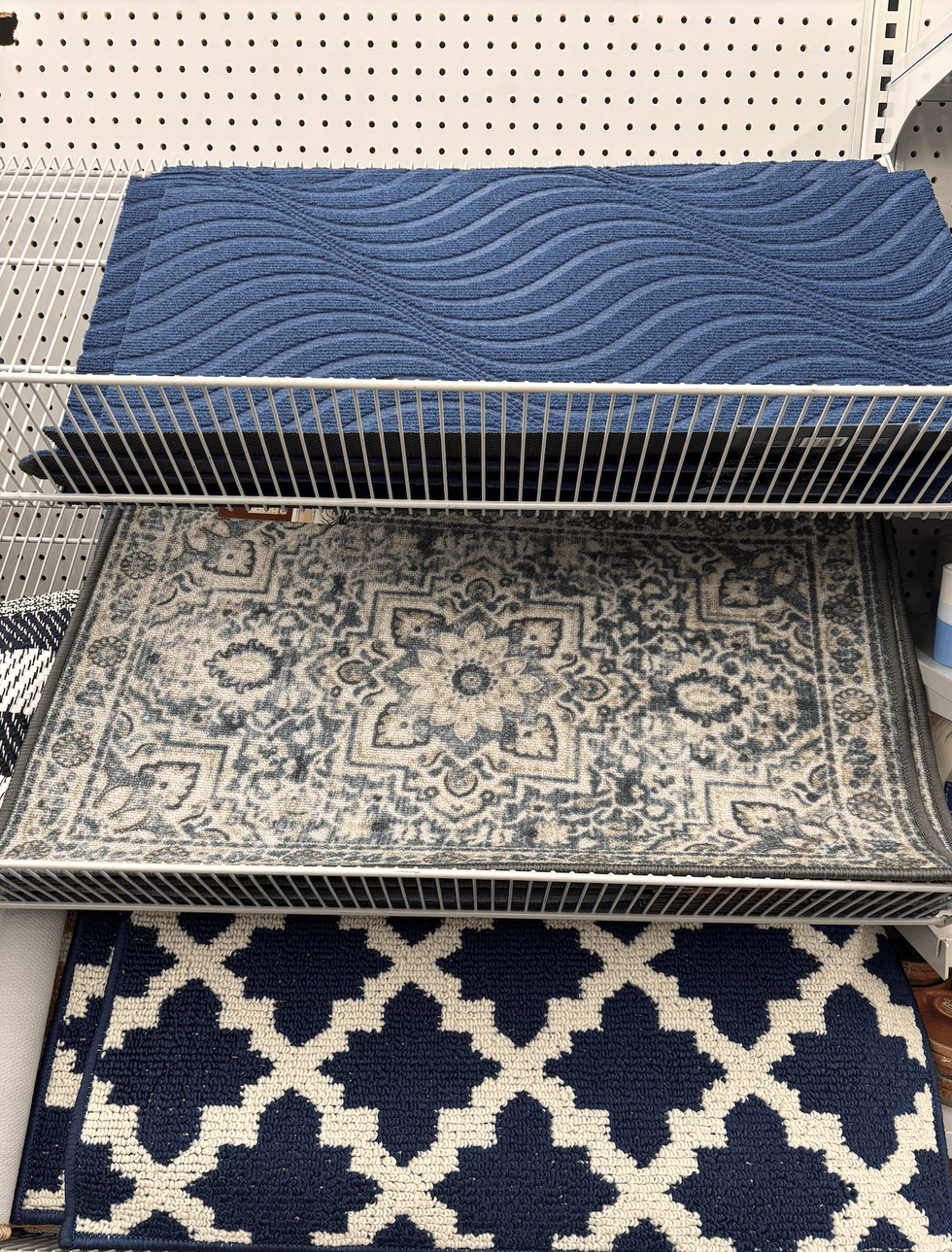 Tapis sur les \u00e9tag\u00e8re du Dollarama.