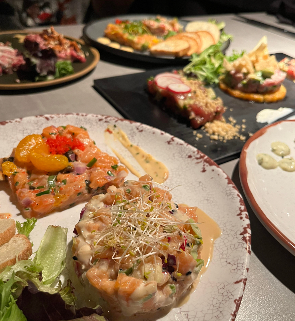 Tartare de saumon Duo de saumon en avant-plan et tartare \u00c9pic\u00e9 \u00e0 l'orange.