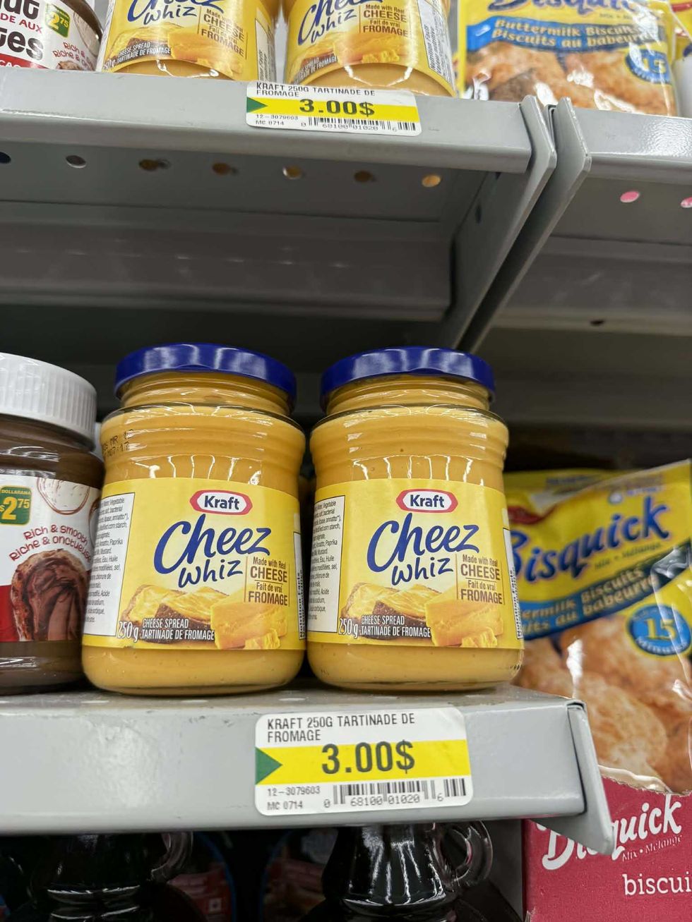 Tartinades Cheez Whiz Kraft sur les tablettes du Dollarama.