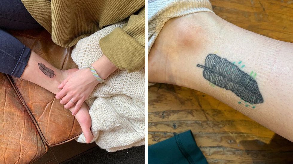 Tattoo d'une plume sur la cheville sur un divan brun avec une jet\u00e9e blanche. droite : tattoo d'une plume 4 ans plus tard