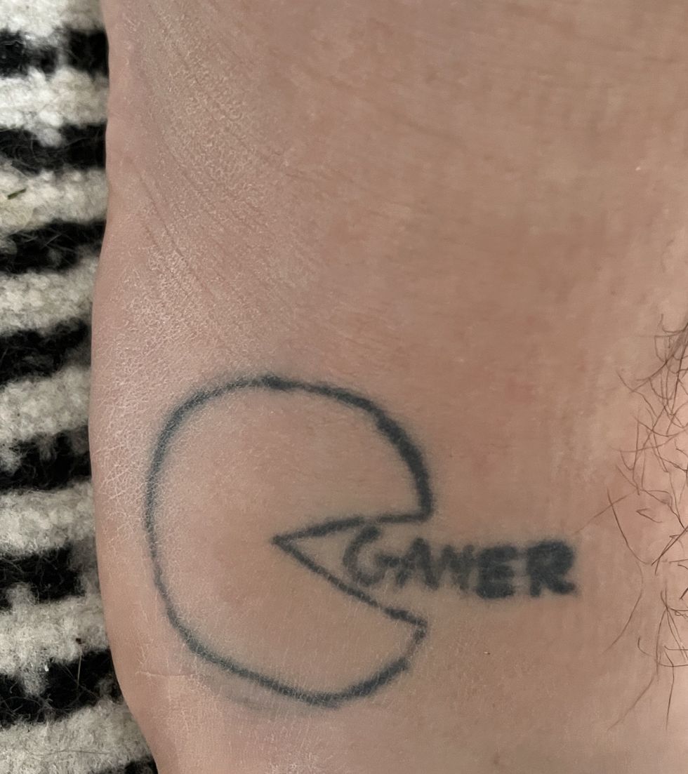 Tattoo de Pac-Mac et du mot \u00ab\u00a0gamer \u00bb sur le pied.