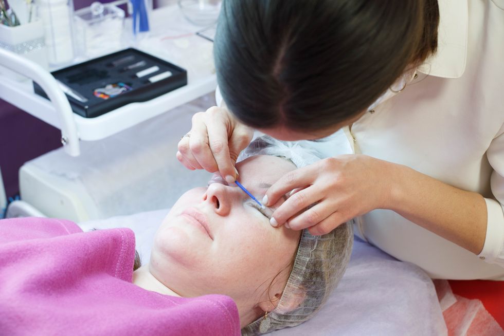 Technicienne en pose de cils.