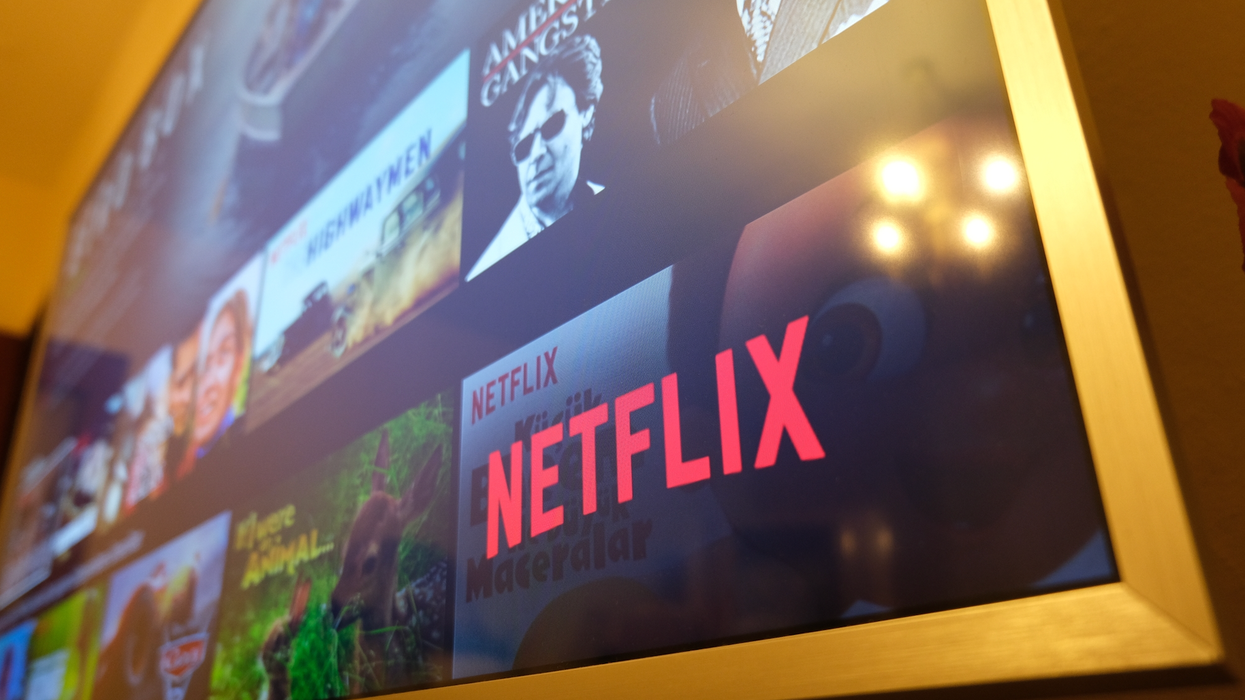 Téléviseur affichant la plateforme Netflix.