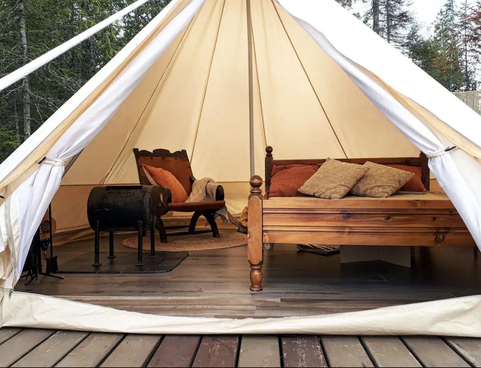 Tente avec lit double et po\u00eale \u00e0 bois.