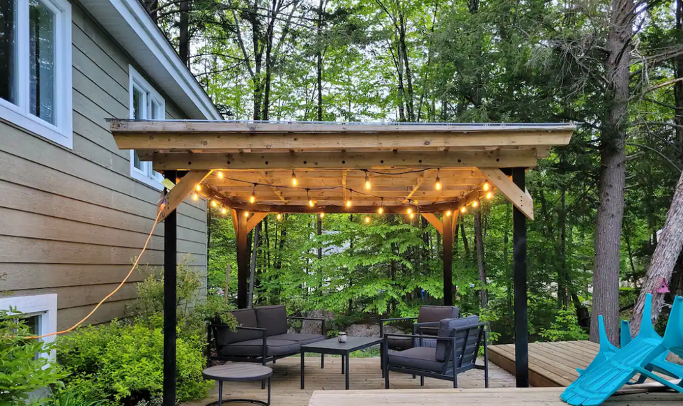 Terrasse d'un chalet \u00e0 louer \u00e0 Sainte-Sophie.