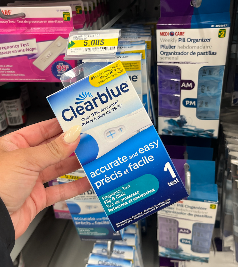 Test de grossesse Clearblue dans son emballage au Dollarama.