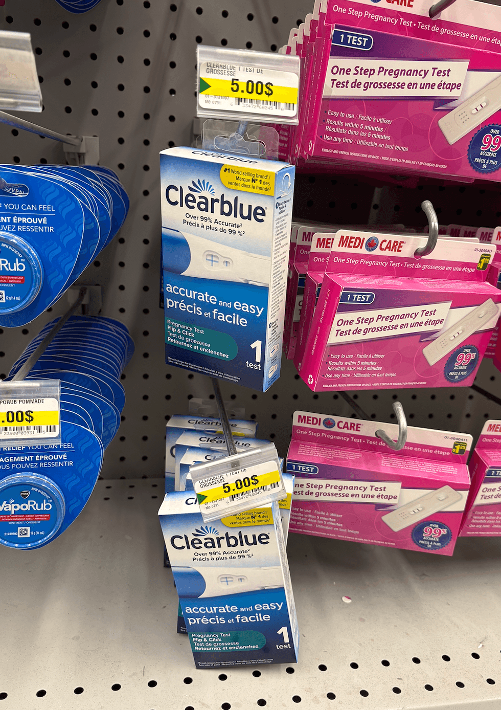 Tests de grossesse Clearblue sur les \u00e9tag\u00e8res du Dollarama.