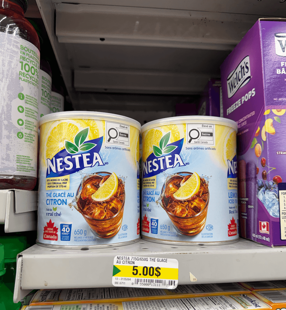 Th\u00e9 glac\u00e9 en poudre au citron Nestea sur les tablettes du Dollarama.