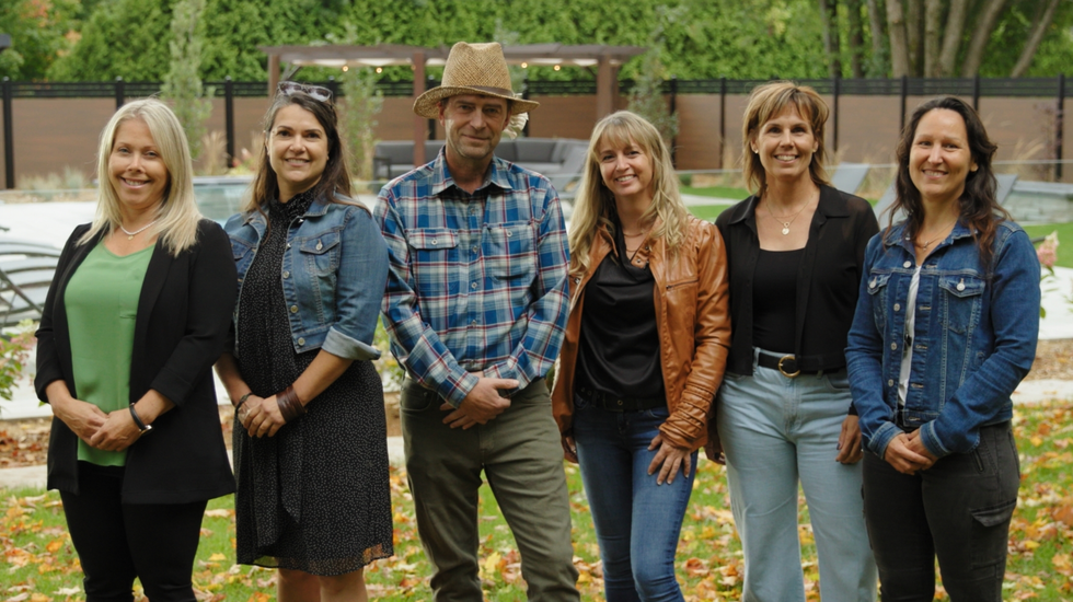 Th\u00e9o, candidat de L\u2019amour est dans le pr\u00e9, et ses cinq pr\u00e9tendantes \u00e0 l'ext\u00e9rieur.