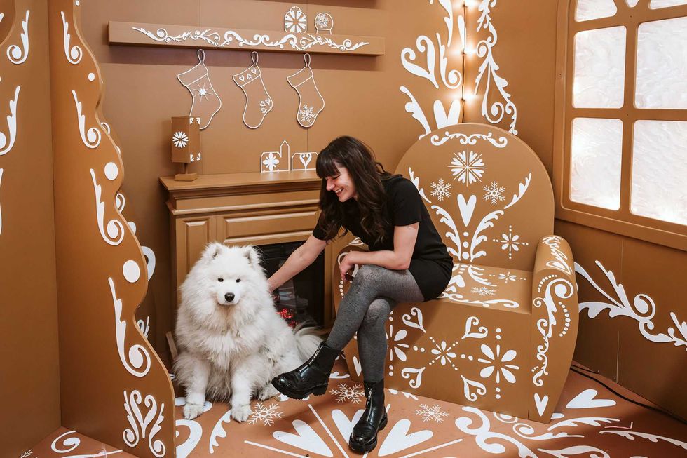 Thara et Nougat prennent la pose dans l'univers \u00ab Pain d\u2019\u00e9pices chic \u00bb du photobooth au Centre Eaton.