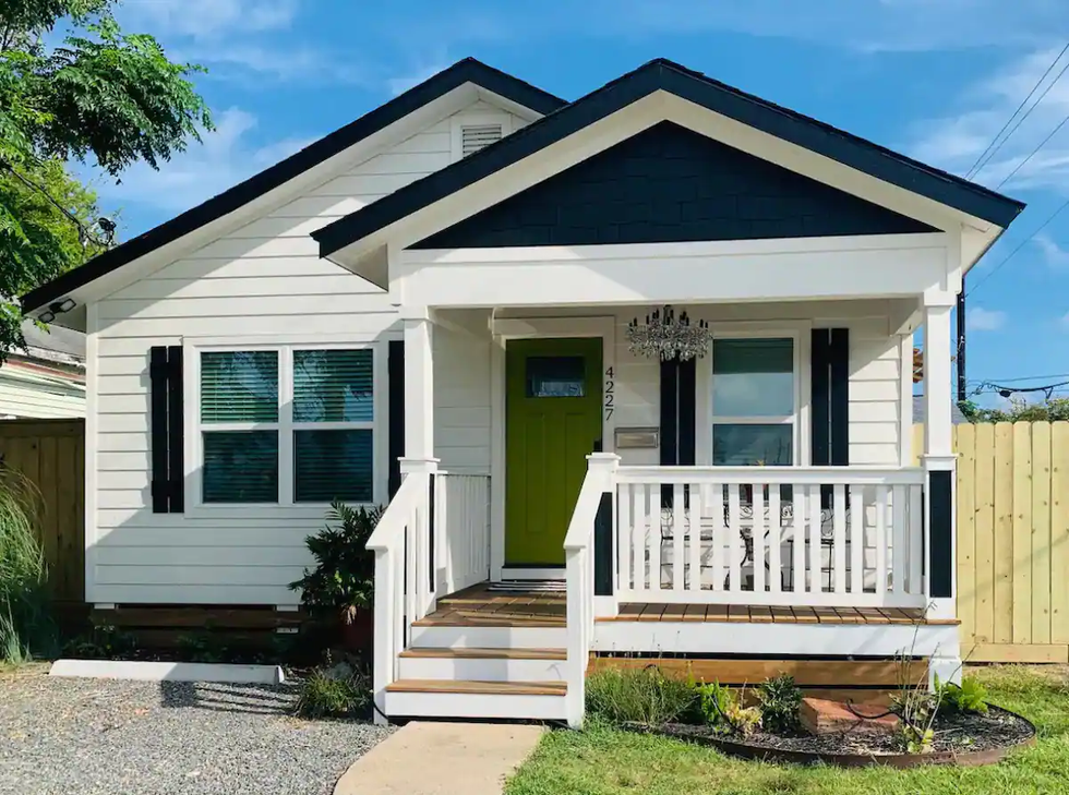 The exterior of Casita Amor in Galveston, TX.