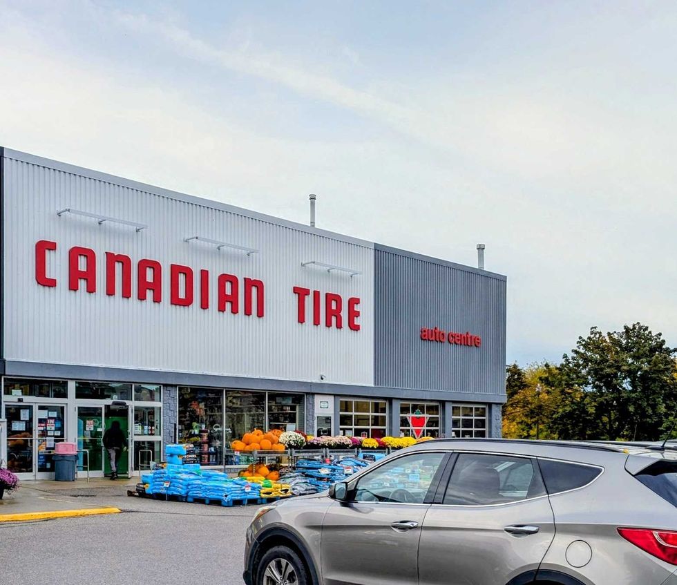 The front entrance of Canadian Tire.