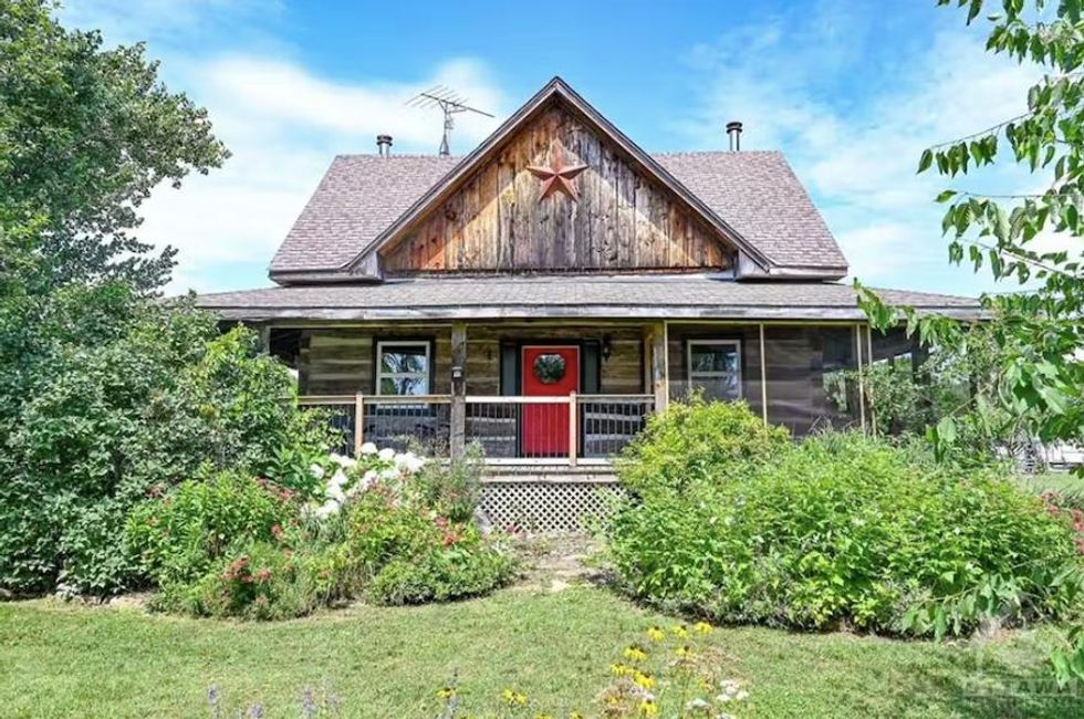 The frontyard at 76 Crystal Road, Jasper, ON.