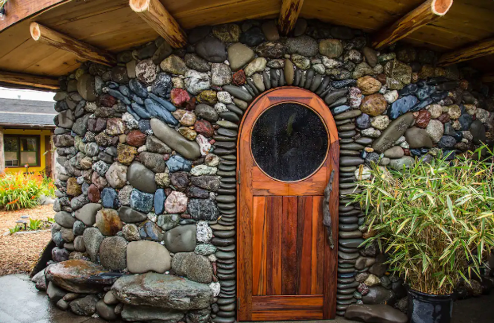 This Hidden 'Hobbit' Airbnb In California Comes With Lush Outdoor