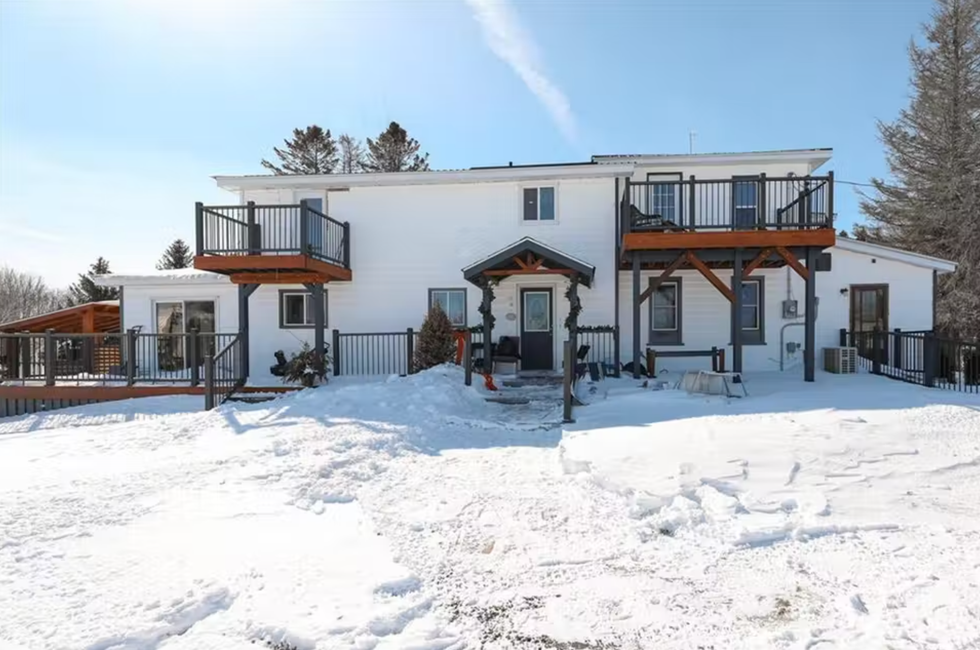 The house's facade in the wintertime.