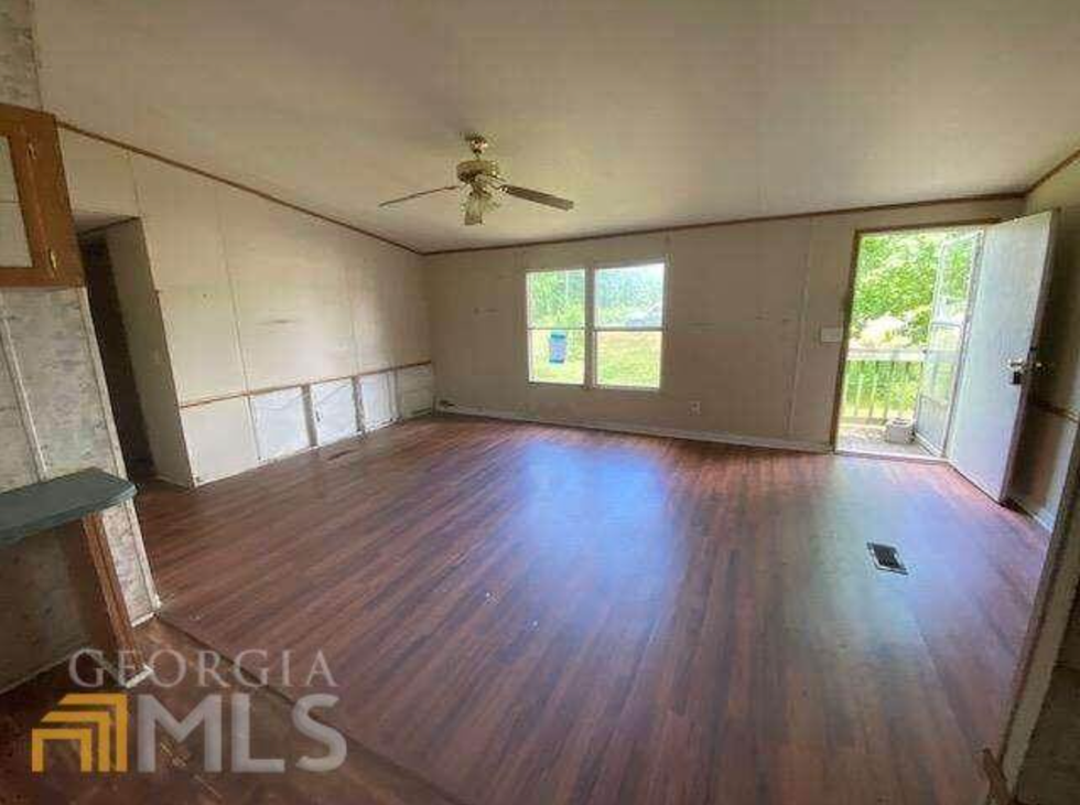 The interior of 510 Shoals Rd Road in Sparta, GA.