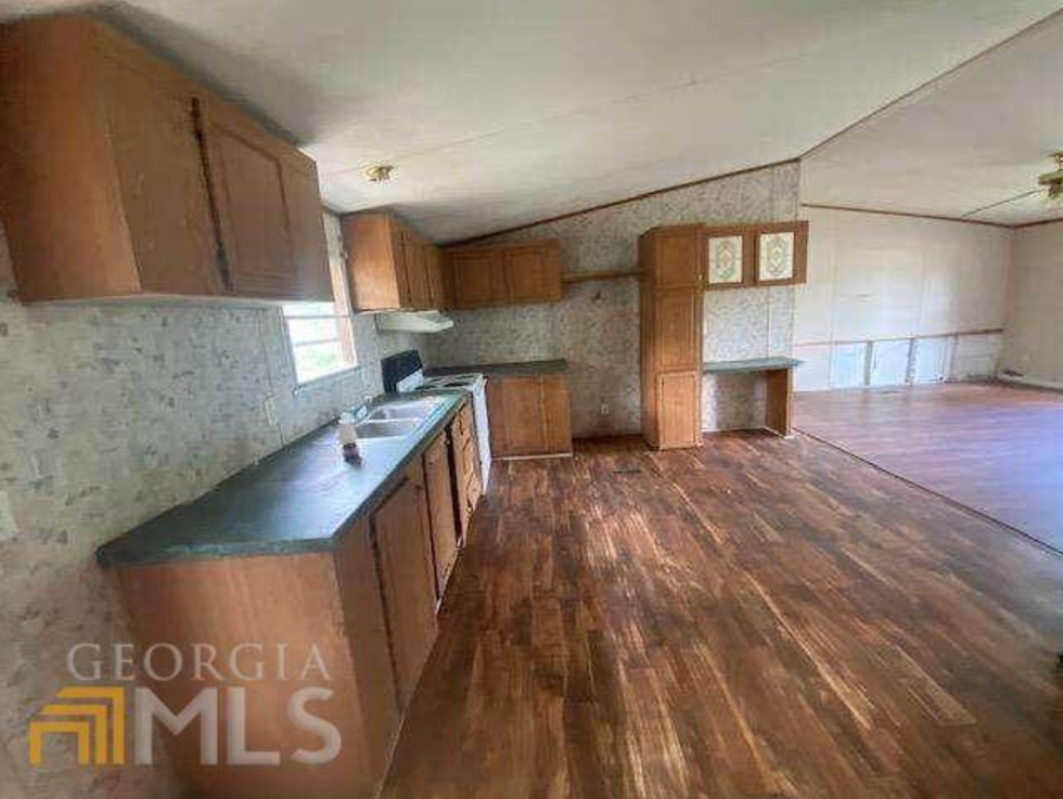 The kitchen of 510 Shoals Rd Road in Sparta, GA.