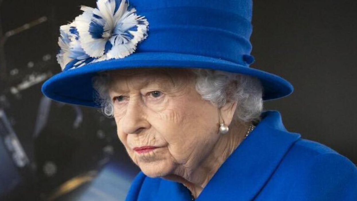 The Queen Is Taking 2 Weeks Off To Rest & Her Health Issue Is Still A Mystery