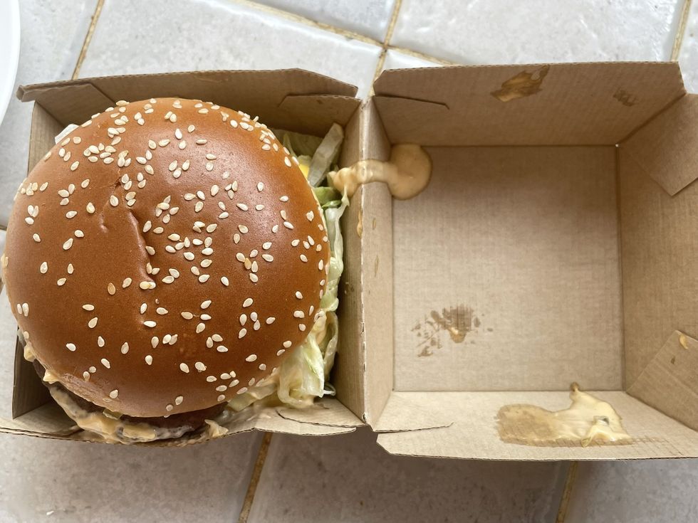 The sauce spilling all over the burger.