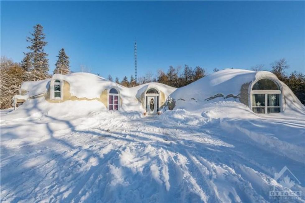 This $450K House In Ontario Looks Like A Hobbit Hole & Is Worthy Of Bilbo Baggins