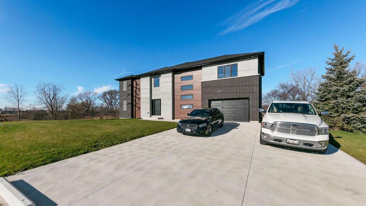 This Box Home In Ontario Is Under $650K & Looks So Glamorous Inside (PHOTOS)