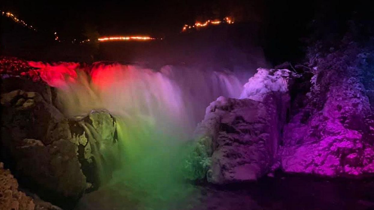 This Holiday Trail Near Ottawa Will Lead You To An Illuminated Waterfall & It’s So Magical