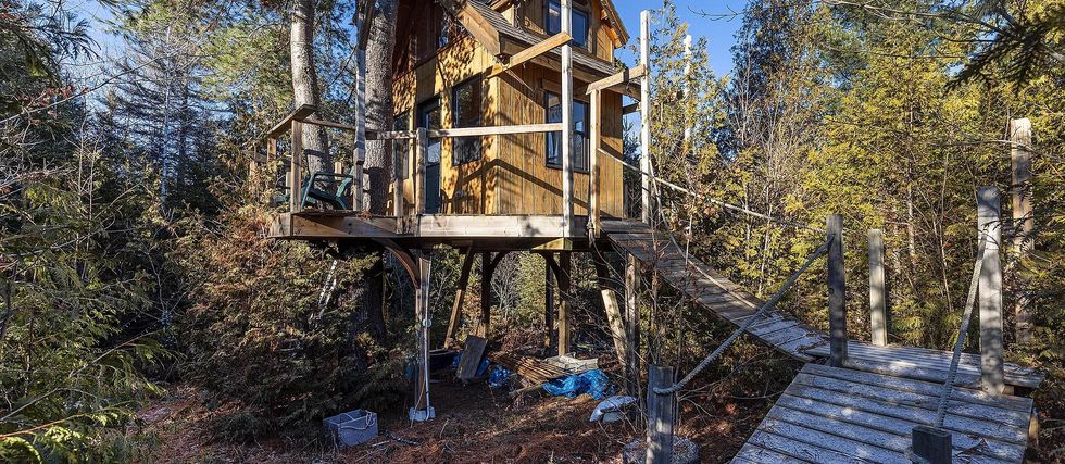 This Home Estate For Sale In Ontario Is A Charming Retreat With A Cozy Treehouse & 5 Ponds