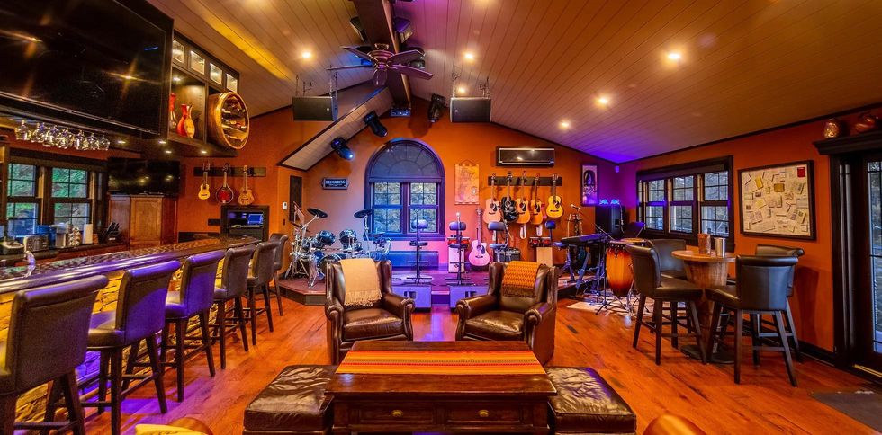 This Ontario Resort For Sale Has 6 Villas & Is Like Living On The Mediterranean Sea