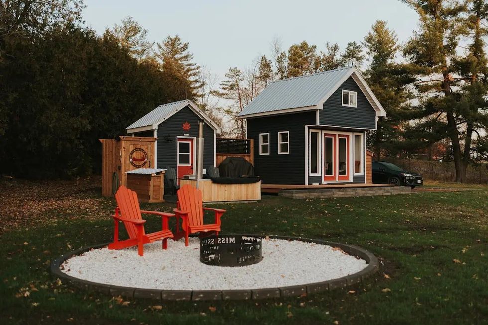 Tiny cottage house to rent in Arnprior with a fire pit.