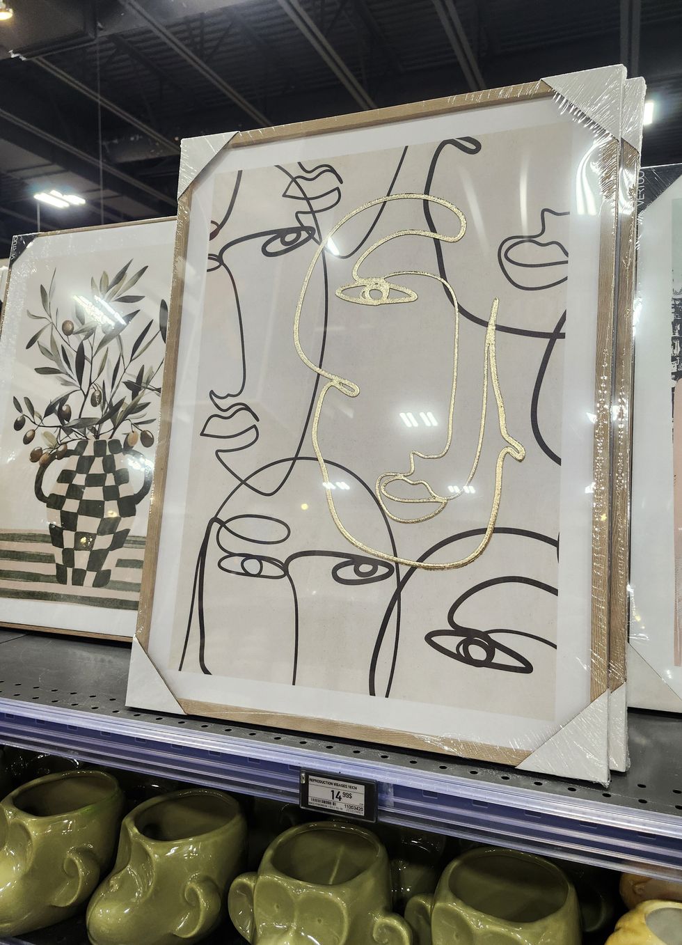 Toile avec traits de visage dans un cadre en bois naturel.