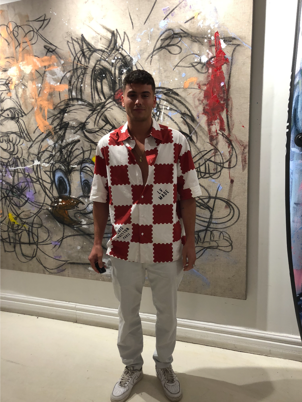 Tommy Kimpton devant les oeuvres d'Hugo Renzo.