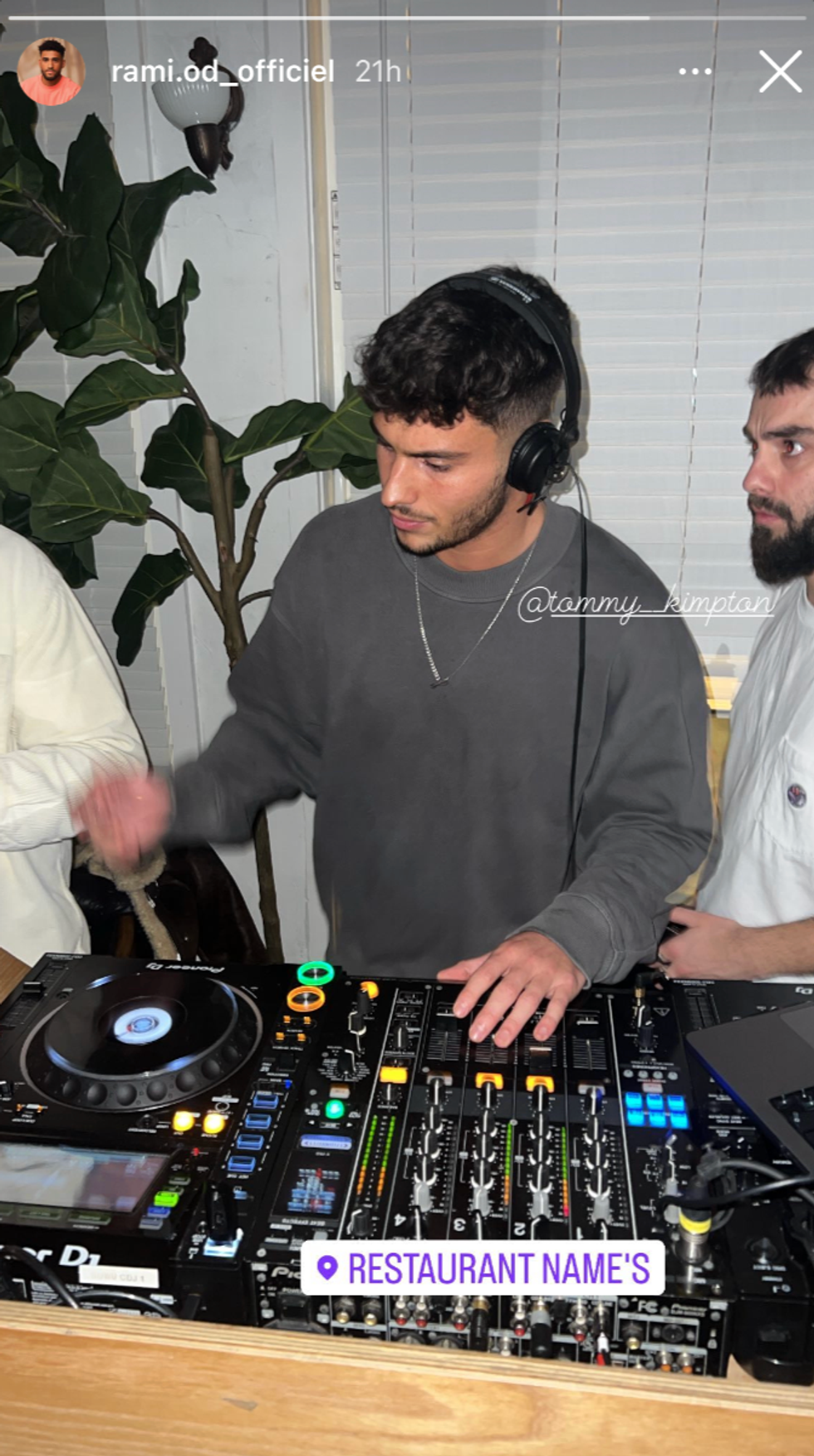 Tommy Kimpton en train d'assurer son r\u00f4le de DJ.