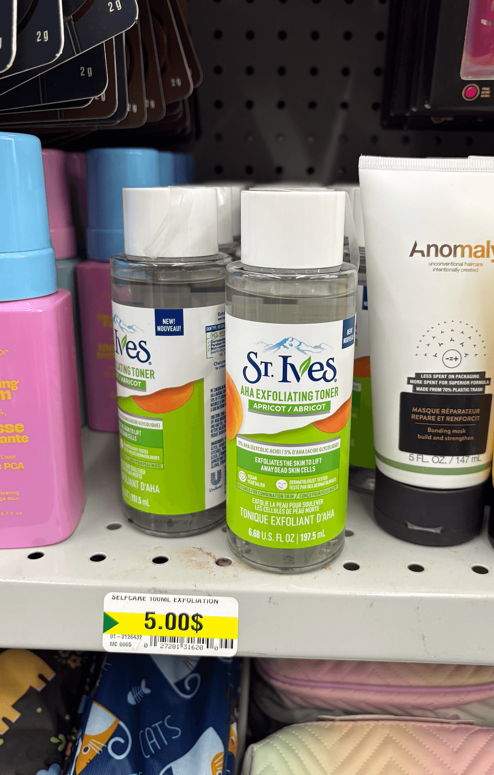 Toniques exfoliants d'AHA de la marque St. Ives sur les tablettes du Dollarama.