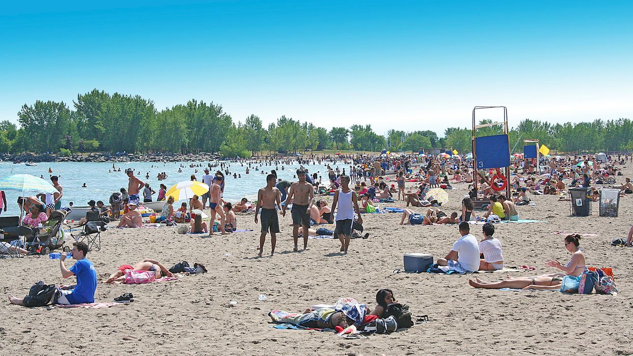 Toronto Beach Crowds Were Spotted This Weekend & Trash Was Left Everywhere (PHOTOS)