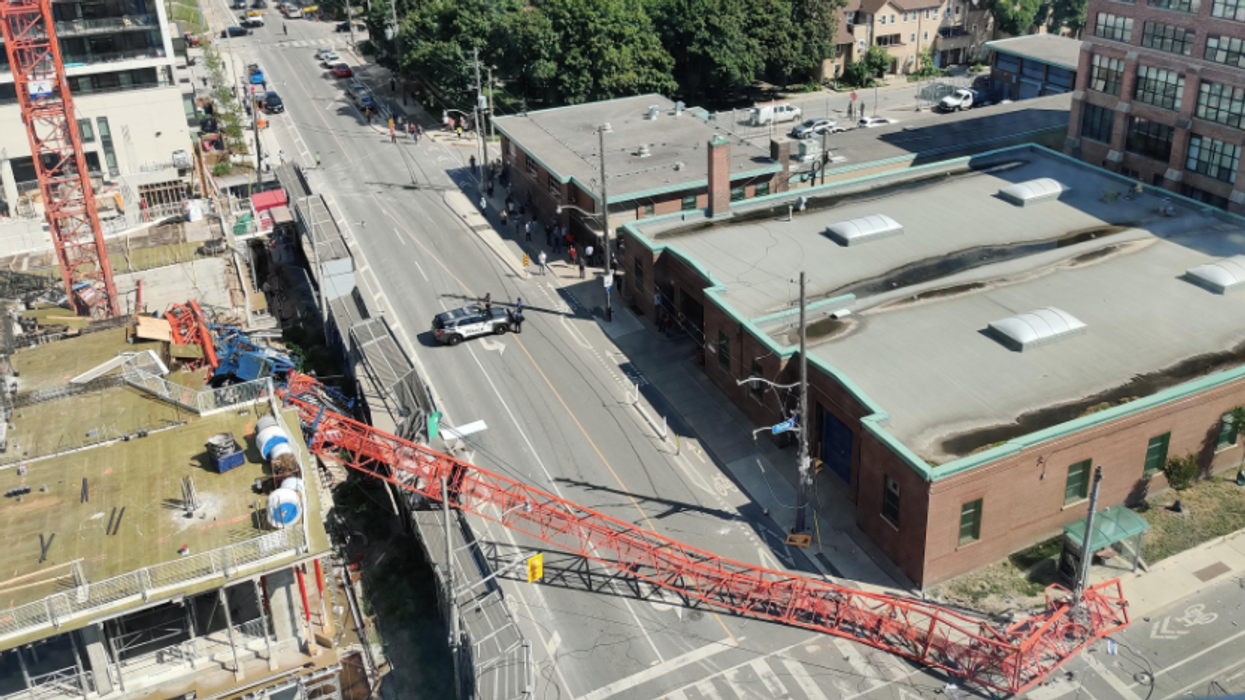 Toronto Crane Collapsed & Has Blocked An Intersection (PHOTO)