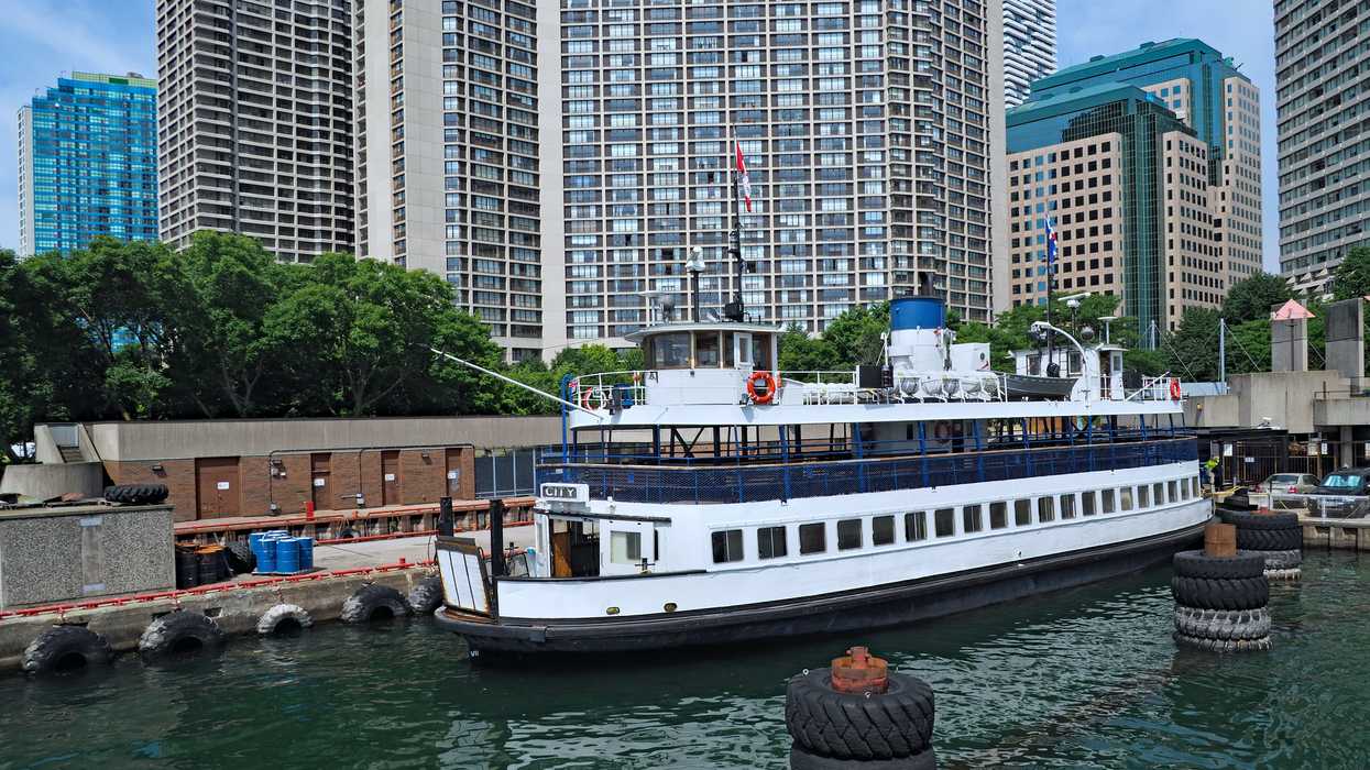 Toronto Islands Crowded Ferry Photos From This Month Show Boats Filled With People
